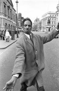 London '68. Londra - Scena di strada - Ritratto maschile: uomo adulto - Monumento equestre sullo sfondo