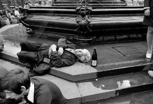 London '68. Londra, Piccadilly Circus - Fontana Shaftesbury Memorial Fountain - Scena di strada - Ritratto maschile: uomo sdraiato con occhi chiusi con radiolina (?) - Bottiglia