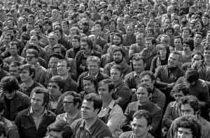Altrove (1967-1980). Torino - Sciopero dei metalmeccanici (FLM) - Assemblea nel cortile della fabbrica - Veduta dall'alto della folla di operai
