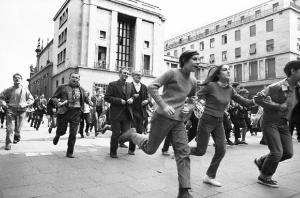 Altrove (1967-1980). Torino, centro città - Manifestazione - Movimento studentesco - Strada - Giovani e adulti che corrono