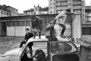 Altrove (1967-1980). Torino, centro storico - Ritratto di gruppo: bambini - Automobile - Degrado - Macerie - Immigrazione dal sud Italia