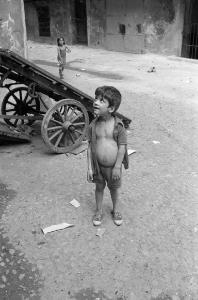 Altrove (1967-1980). Torino, centro storico - Ritratto infantile: bambino in strada - Degrado - Carretto - Immigrazione dal sud Italia