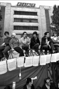Altrove (1967-1980). Torino, Fiat Mirafiori - Sciopero contro i licenziamenti - Ritratto di gruppo: operai Fiat davanti ai cancelli - Volantini - Stabilimento Fiat con insegna