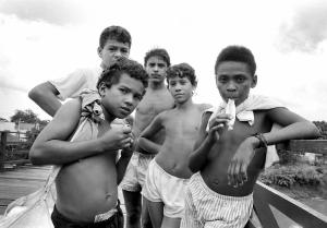 Reportage. Brasile - Ritratto di gruppo: bambini di strada - Ponte - Fiume