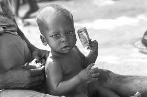 Reportage. Mozambico, Maputo - Ritratto infantile: bambino con banconota