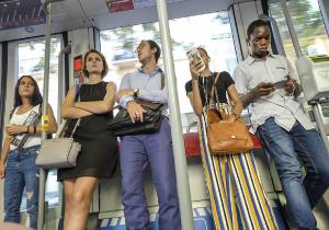 Sharing. Nizza - Mezzi pubblici, tram, linea L1, interno - Ritratto: giovani passeggeri - Telefono, smartphone, auricolari