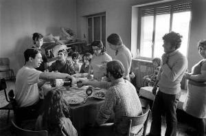 Altrove (1967-1980). Torino - Locali della Chiesa di Gesù Redentore, interno - Famiglie sfrattate - Persone sedute a tavola - Immigrazione dal sud Italia