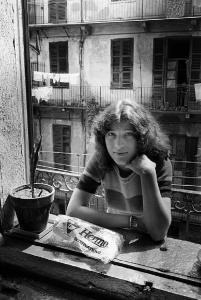 Altrove (1967-1980). Torino, centro storico - Casa di ringhiera - Ritratto femminile: giovane donna sul ballatoio affacciata alla finestra - Degrado