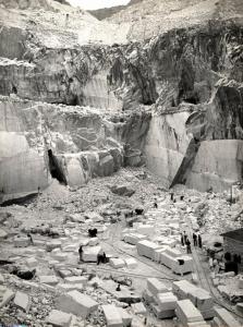 Carrara - Cava di marmo - Riquadratura dei blocchi