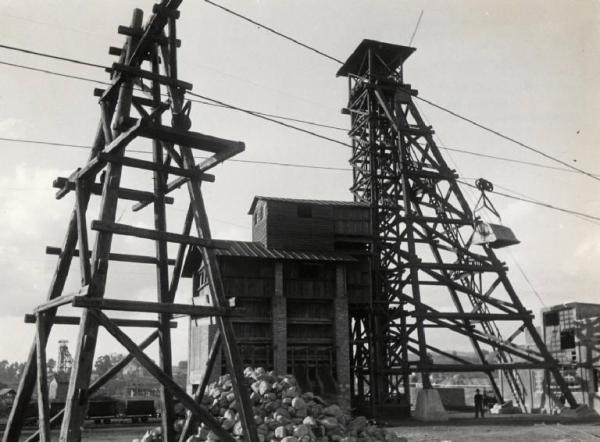 Ribolla - Miniera di lignite - Pozzo di estrazione e traliccio della teleferica