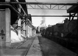 Milano - Bovisa - Stabilimento chimico - Reparto solfato di ferro - Locomotiva di trasporto