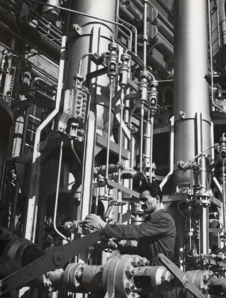 Novara - Stabilimento per il trattamento dell'azoto - Esterno - Operaio al lavoro
