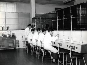 Milano - Centro formazione professionale - Laboratorio chimico - Esercitazioni pratiche