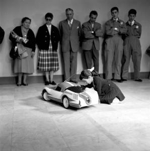 Torino - Salone internazionale della tecnica - Bambina con modellino Fiat
