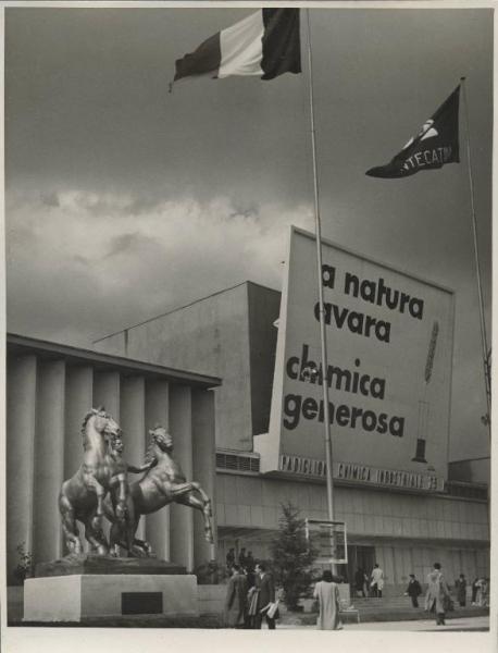 Milano - Fiera campionaria del 1950 - Padiglione chimica industriale - Esterno - Statua equestre - Bandiere