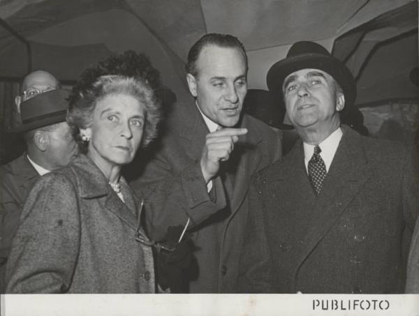 Milano - Fiera campionaria del 1950 - Padiglione Montecatini - James C. Dunn e signora Dunn
