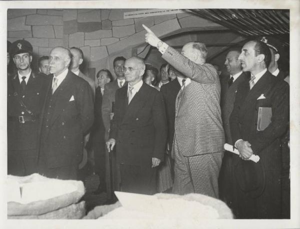 Milano - Fiera campionaria del 1950 - Padiglione Montecatini - Sala energia e agricoltura - Luigi Einaudi, Luigi Gasparotto, Carlo Faina e Piero Giustiniani