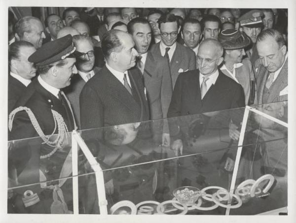 Milano - Fiera campionaria del 1950 - Padiglione Montecatini - Luigi Einaudi, Giuseppe Togni, Ida Pellegrini e Carlo Faina