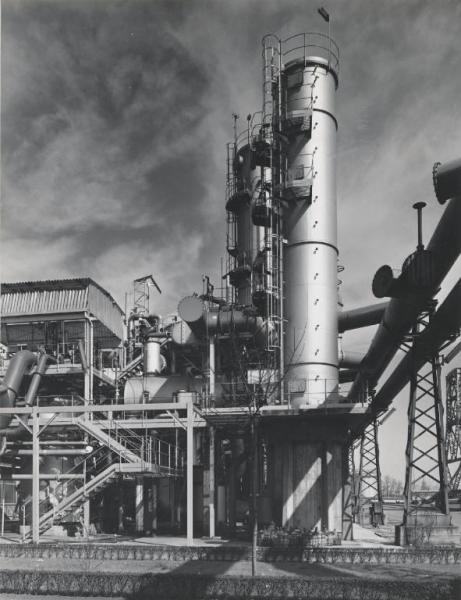 Milano - Bovisa - Stabilimento chimico - Impianto per la produzione di gas - Esterno
