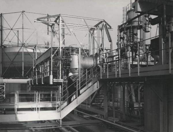 Milano - Bovisa - Stabilimento chimico - Impianto UGI per la produzione di gas - Esterno