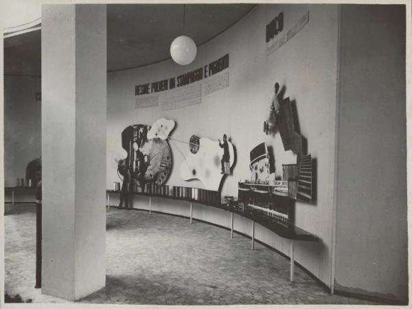 Bari - Fiera del Levante del 1937 - Sala del padiglione Montecatini - Pannelli illustrativi