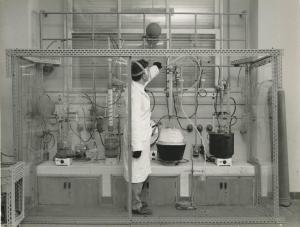 Terni - Polymer - Centro ricerche - Laboratorio di chimica delle polimerizzazioni - Attrezzature - Tecnico al lavoro
