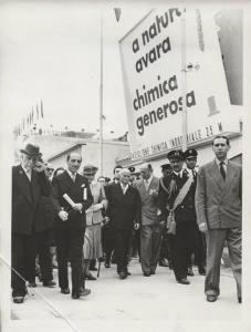 Milano - Fiera campionaria del 1950 - Padiglione Montecatini - Esterno - Luigi Einaudi, Ida Pellegrini, Luigi Gasparotto e Michele Guido Franci