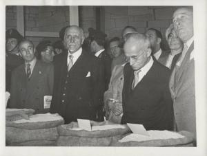 Milano - Fiera campionaria del 1950 - Padiglione Montecatini - Sala energia e agricoltura - Luigi Einaudi, Luigi Gasparotto, Carlo Faina