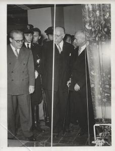 Milano - Fiera campionaria del 1950 - Padiglione Montecatini - Sala materie plastiche - Luigi Einaudi e Luigi Gasparotto
