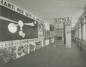 Milano - Fiera campionaria del 1936 - Padiglione Montecatini - Sala ACNA (Aziende colori nazionali e affini) - Pannelli illustrativi