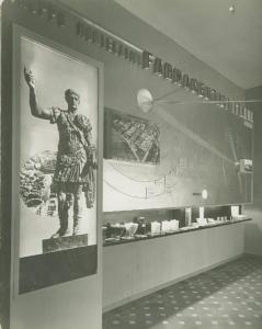 Milano - Fiera campionaria del 1936 - Padiglione Montecatini - Sala Farmaceutici Italia - Pannelli illustrativi - Esposizione prodotti