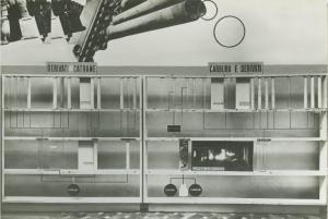 Milano - Fiera campionaria del 1936 - Padiglione Montecatini - Sala prodotti chimici per l'industria - Esposizione derivati catrame e carburo - Pannelli fotografici