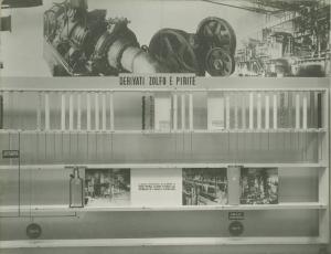 Milano - Fiera campionaria del 1936 - Padiglione Montecatini - Sala prodotti chimici per l'industria - Esposizione derivati zolfo e pirite - Pannelli fotografici