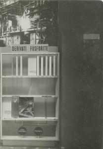 Milano - Fiera campionaria del 1936 - Padiglione Montecatini - Sala prodotti chimici per l'industria - Esposizione derivati fosforite - Pannelli fotografici