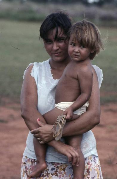 Brasile - Mato Grosso - Azienda agricola Mogno - Ritratto di madre con figlio