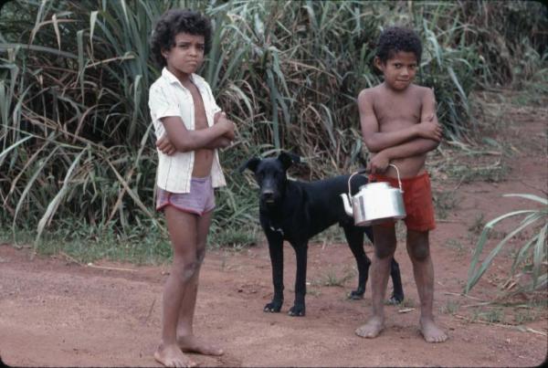 Brasile - Mato Grosso - Azienda agricola Mogno - Ritratto di bambini con cane