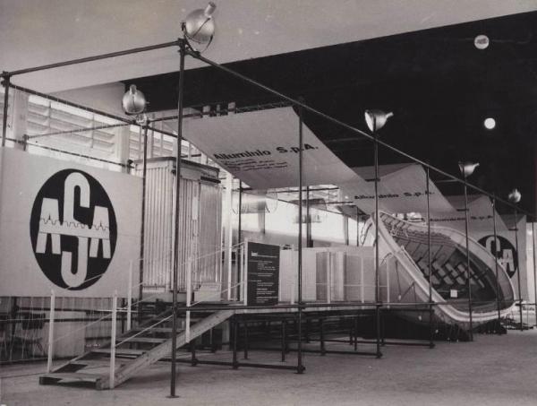 Napoli - Fiera della navigazione del 1954 - Stand Alluminio Spa Asa società mandataria per le vendite Montecatini, Sava e L.L.L. - Scialuppa tipo Fleming in lega Peraluman.