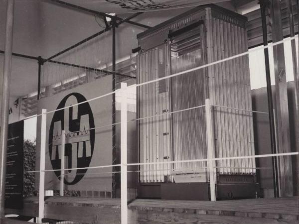 Napoli - Fiera della navigazione del 1954 - Stand Alluminio Spa Asa società mandataria per le vendite Montecatini, Sava e L.L.L. - Cabina ascensore in lega Anticorodal 11 della Stiegler Otis di Napoli