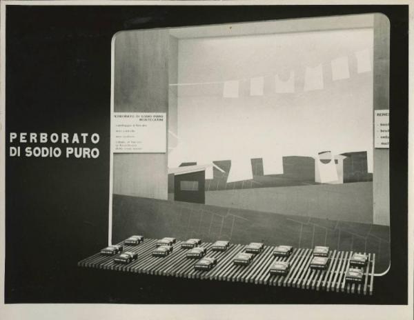Bolzano - Fiera Campionaria del 1954 - Stand Montecatini dedicato al perborato di sodio puro - Allestimento con pannello esplicativo e scatole di perborato di sodio