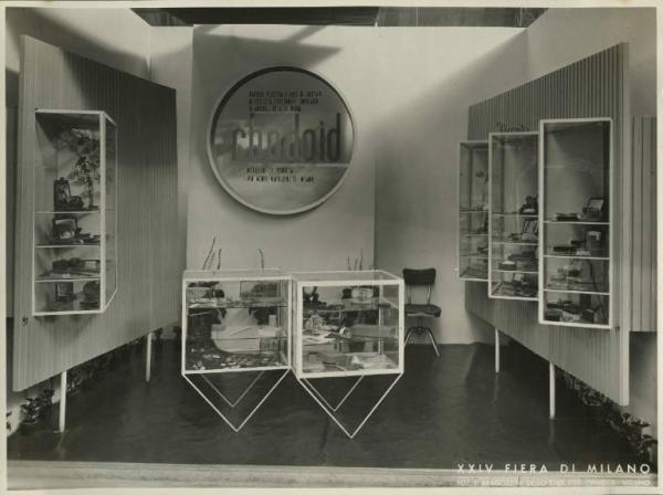 Milano - Fiera campionaria del 1946 - Stand Rhodoid - Esposizione oggetti in Rhodoid
