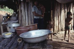 Brasile - Mato Grosso - Azienda agricola Mogno - Ritratto di madre con figli - Pentole
