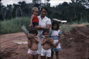 Brasile - Mato Grosso - Azienda agricola Mogno - Ritratto di madre con figli - Ananas