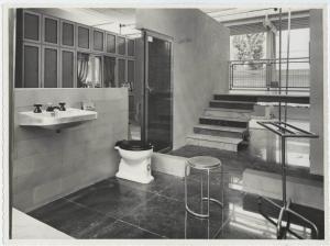 Torino - Mostra della casa moderna del 1949 - Allestimento di un bagno