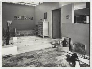 Torino - Mostra della casa moderna del 1949 - Allestimento di una camera da letto con pavimento Vipla - Esposizione pavimento in alluminio bitumato