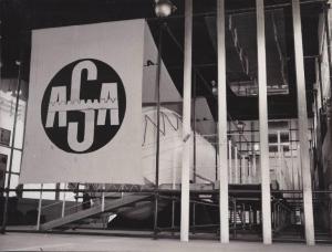 Napoli - Fiera della navigazione del 1954 - Stand Alluminio Spa Asa società mandataria per le vendite Montecatini, Sava e L.L.L. - Scialuppa tipo Fleming in lega Peraluman
