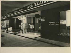 Bolzano - Fiera Campionaria del 1954 - Isola Montecatini - Stand dedicato alla Duco - Allestimento con pannelli illustrativi