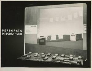 Bolzano - Fiera Campionaria del 1954 - Stand Montecatini dedicato al perborato di sodio puro - Allestimento con pannello esplicativo e scatole di perborato di sodio