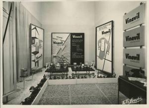 Cascina - Mostra del mobilio - Stand Montecatini dedicato al Vinavil - Pannelli illustrativi e esposizione del prodotto