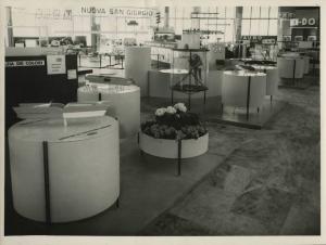 Torino - Salone dell'automobile del 1956 - Stand Smalti Duco - Pappagalli in gabbia