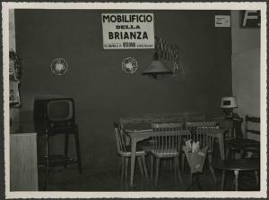 Verona - Fiera dell'agricoltura del 1956 - Stand Mobilificio della Brianza - Esposizione mobili - Parete dipinta con Ducotone